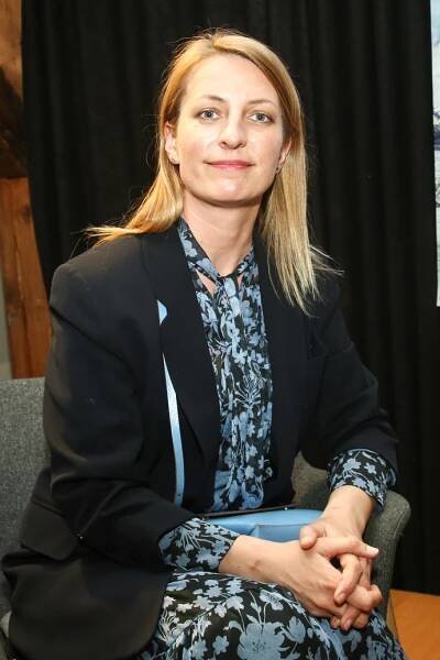 Jak dodat romantickým šatům elegantní švih? Oblékněte je pod sako, stejně jako Anna Polívková.