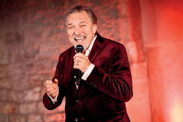 Humory od pivní pěny. Zpíval Karel Gott v jedné z nejslavnějších písní o střevních potížích?