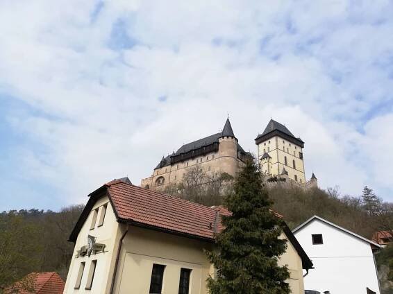 Barevný svět dětí – Dubnový výlet přes Karlštejn až ke koním (Programy pro děti)