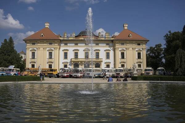 Zámecký park ve Slavkově zabraly historické autobusy. Podívejte se
