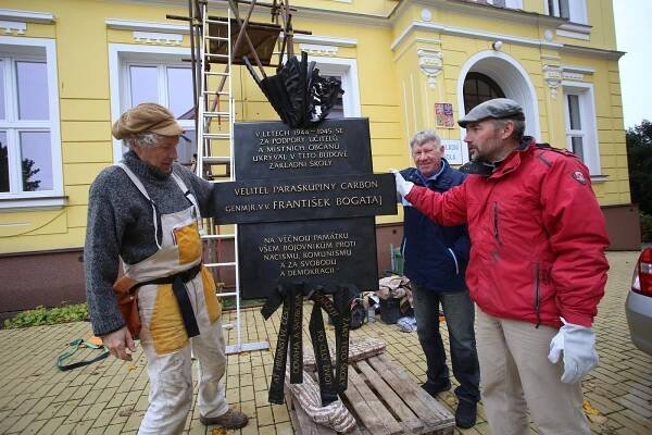 Ve škole se ukrýval výsadkář Bogataj. Připomínat ho bude bronzová deska