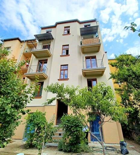Oprava dvorní hladké, štukové fasády na BD Fišova 7 v Brno