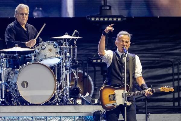 Bruce Springsteen přivezl do Prahy rock, emoce i jasný politický vzkaz. Do Letňan na něj přišlo 60 tisíc lidí