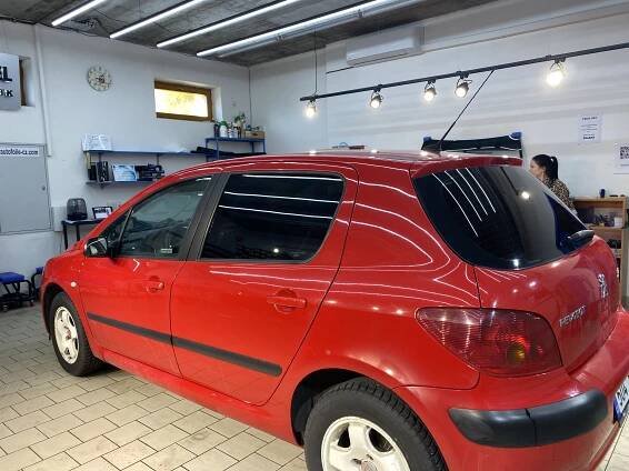 Ukázky tónování skel na Peugeot - folieblack.cz