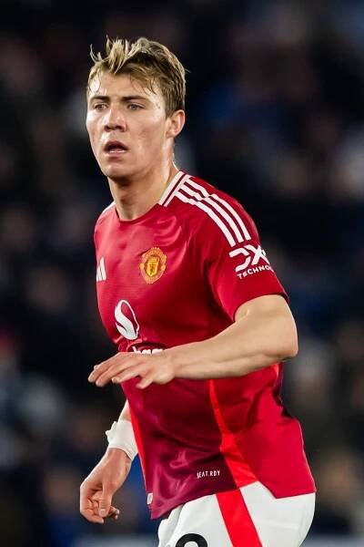 Rasmus Hojlund in a Manchester United jersey.