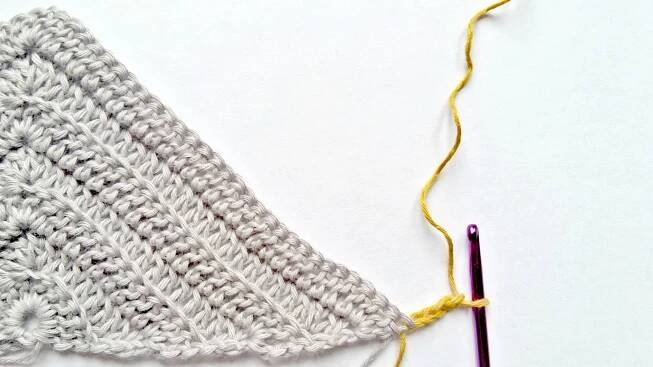 Kalinda Shawl - easy and free crochet pattern by www.mycrochetory.com