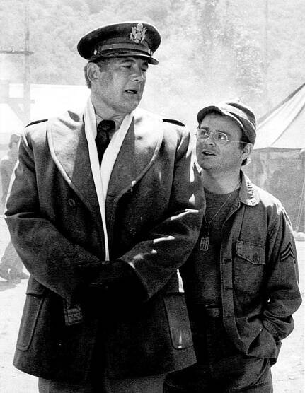 Soubor:David Ogden Stiers Gary Burghoff MASH 1977.jpg – Wikipedie