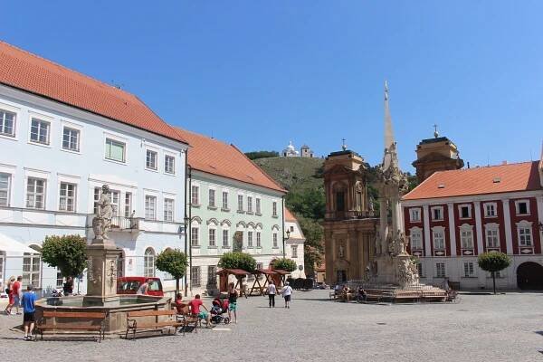 Fotogalerie Okružní vycházka na Svatý kopeček v Mikulově - Mikulov,náměstí - radnice s TIC - č. 2289573 | Turistika.cz