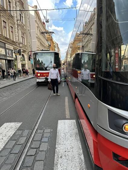 Zpoždění 18 minut! Tramvaje v centru Prahy zablokoval Portugalec na elektrokoloběžce