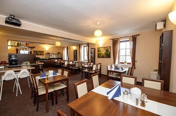 ห้องอาหารหรือที่รับประทานอาหารของ Hotel Modrásek