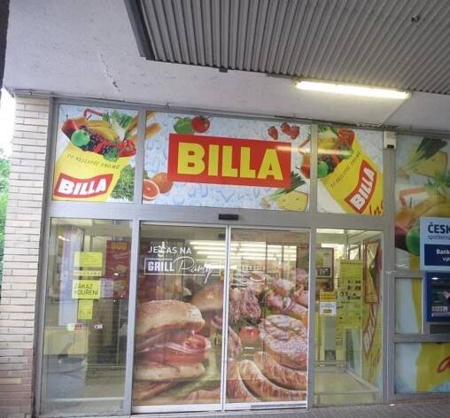 Špína, zápach i myší trus. Inspekce uzavřela sklad známého supermarketu