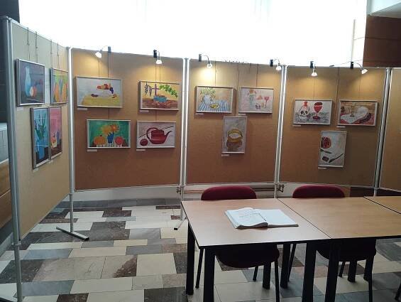 Galerie pro 4. 6. - 30. 6. 2025 výstava žákovských prací: Zátiší utiší - Pertoldova