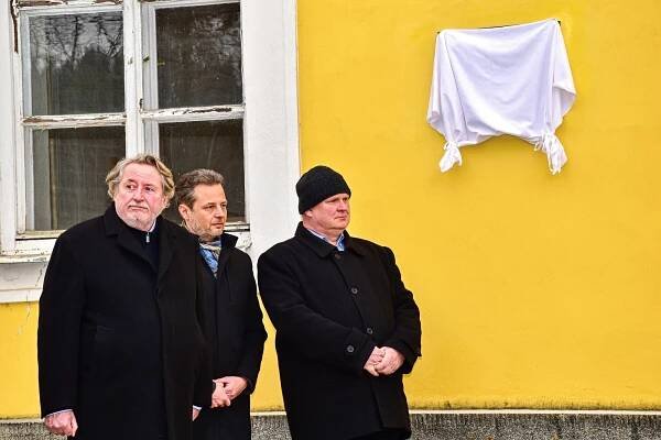 FOTO: V Jimramově odhalili pamětní desku Richardu Belcredimu, podívejte se