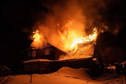 FOTO: Na Vlčí Hoře hořela roubenka. Byl vyhlášen druhý stupeň poplachu