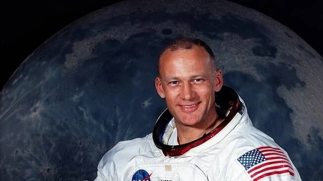 Buzz Aldrin, druhý člověk na Měsíci, se v 93 letech žení. Kolik vydělávali první kosmonauti?