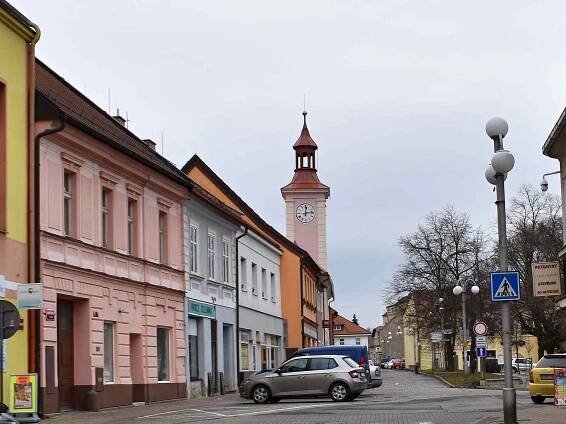 Nové Strašecí. Pohled na náměstí a starou radnici z východu.