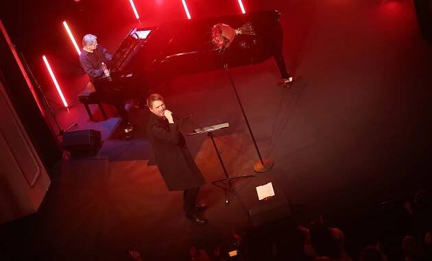 FOTO: Popřál zpěvem. David Deyl potěšil v litoměřickém divadle ženy koncertem