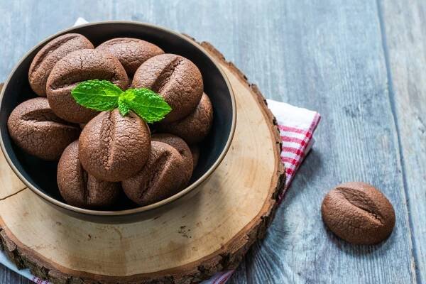 Recept na kávová zrna v čokoládě: Nepečené vánoční cukroví, na kterém si milovníci kávy rádi pochutnají po celý rok