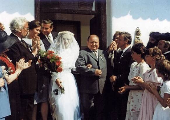 Komedie Slunce, seno... režiséra Zdeňka Trošky baví už několik generací. Z Vlastimily Vlkové udělal hvězdu. 