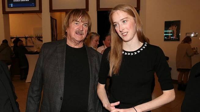 Tahle kráska je nejmladší dcera Karla Vágnera: Září na divadle ve hře o bigamii, kterou díky tátovi zažila na vlastní kůži - Super.cz