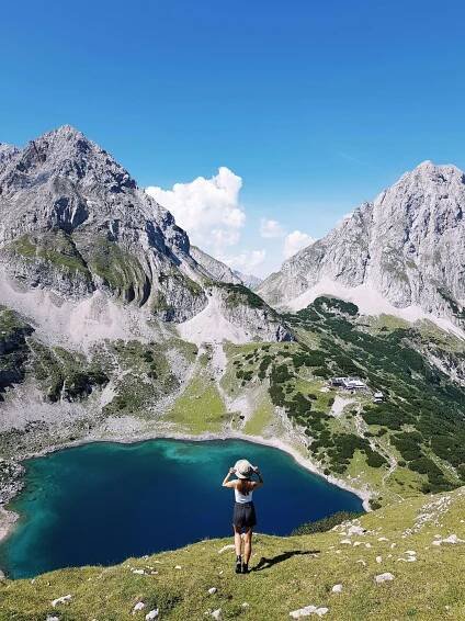 Femme debout face au lac Drachensee dans le Tyrol en Autriche.