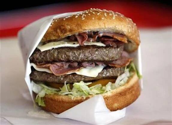Hamburgery vedou k mrtvici, ale snižují nebezpečí válek