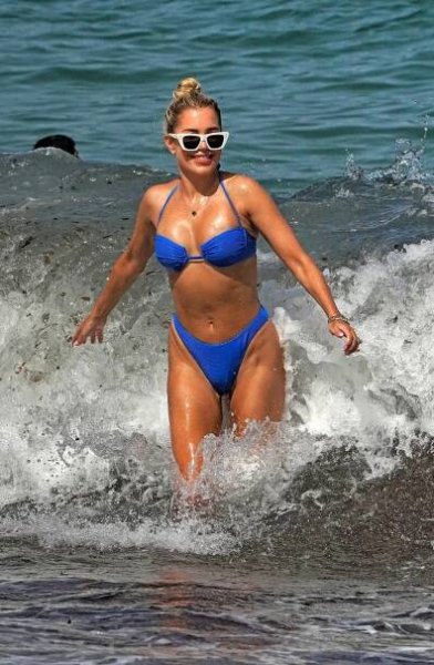 S nevěrným fotbalistou jí to nevyšlo, ale po boku umělce modelka jen kvete. Na pláži se pochlubila postavičkou jako lusk