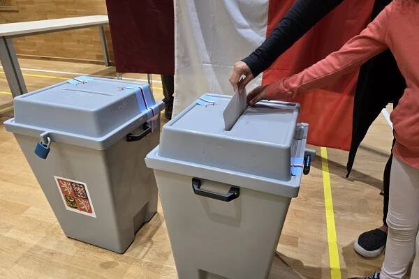 Kandidáti do Senátu v kampani kritizují vládu a řeší bydlení i sjezdovku