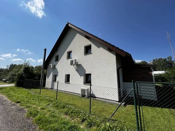 Investiční příležitost! Dům se 6 apartmány u Lipna.