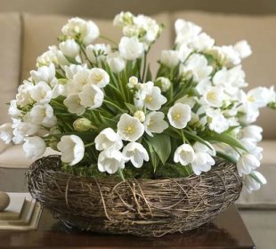 Vytvořte si krásnou jarní dekoraci: Hnízdo z proutí a oblíbené květiny