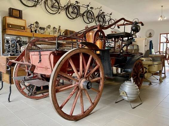 Bývalý zmrzlinář začal sbírat staré harampádí, až z toho vzniklo tohle muzeum na Vysočině. Jaké unikáty na kolech tam najdete?