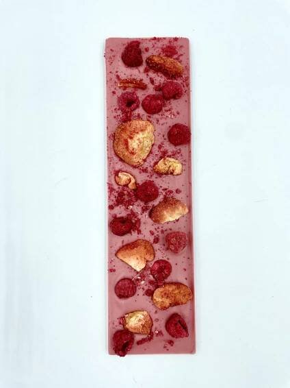 Ruby čokoláda 47,3%,100g - lyofilizované jahody, lyofilizované maliny, posyp maliny