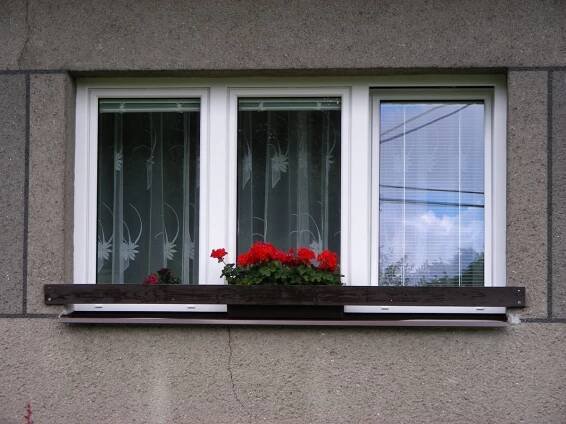 3křídlé okno se 2-ma pevnými sloupky, dělení 1/3 + 1/3 + 1/3, barva okna bílá.