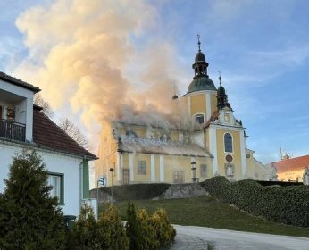 V Chlumu u Třeboně hořel kostel. Cennosti hasiči vynesli, škoda je 15 milionů