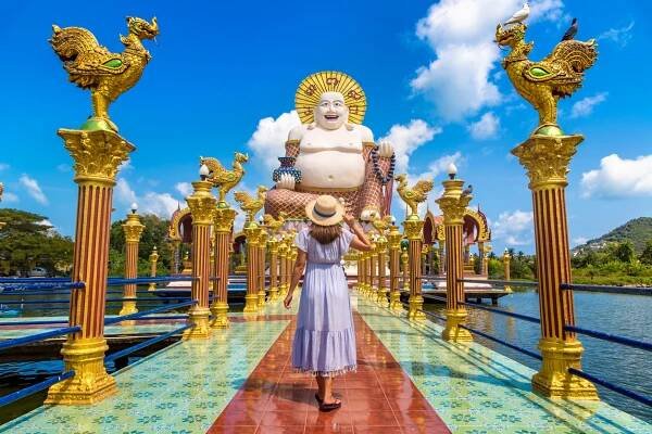 žena v giant happy buddha samui - ko samui - stock snímky, obrázky a fotky