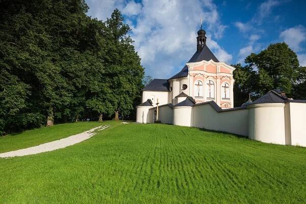 Poutní areál s kostelem Povýšení svatého Kříže v Jaroměřicích