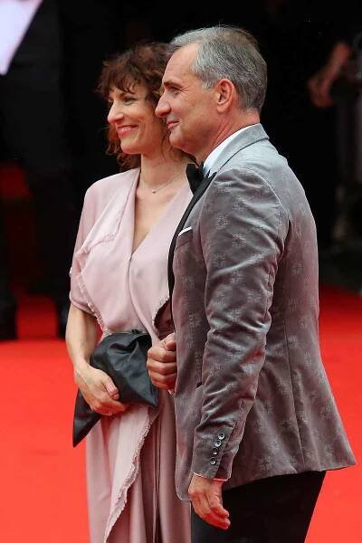 Příjezdem hostů na červený koberec hotelu Thermal začal 56. ročník Mezinárodního filmového festivalu Karlovy Vary. Na snímku Jiří Macháček s partnerkou