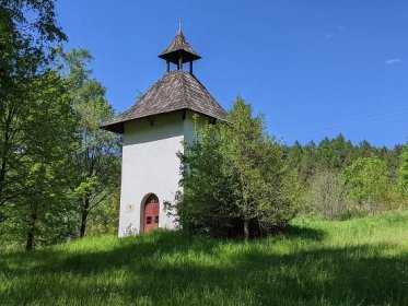 Soubor:Bystré (v Orlických horách) - kaple sv. Jana Nepomuckého, původně zvonice zaniklého kostela v bývalé vsi Zákraví (1).jpg
