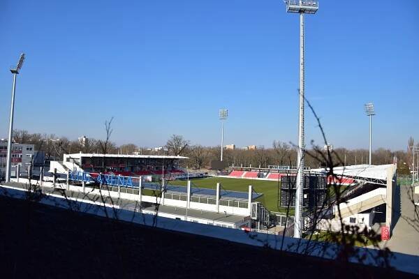 Kudla do zad fotbalovým Pardubicím. Vyrostla jim nová „tribuna“ na parkovišti!