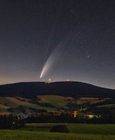 Snímek komety Neowise nad Orlickými horami vybrala NASA jako snímek dne. Kometa začne brzo slábnout