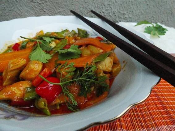 KAENG PHED KAI – kuře na červeném kari