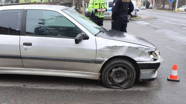 Senior bez řidičáku naboural v Třebíči zaparkované auto a ujel