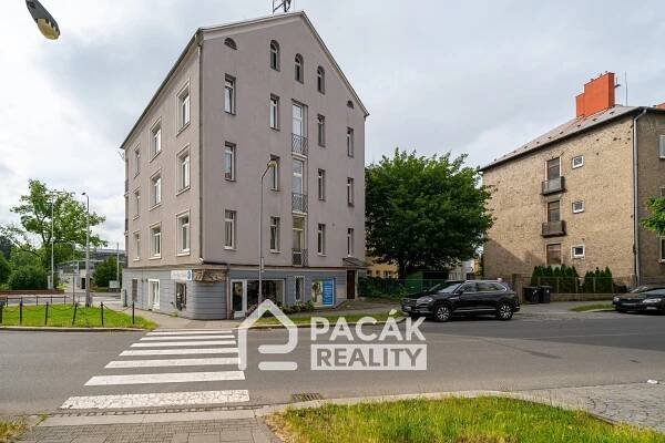 PACÁK REALITY s.r.o. Prodej prostorného bytu 3+1 v historickém domu v centru Olomouce, ul. Štítného