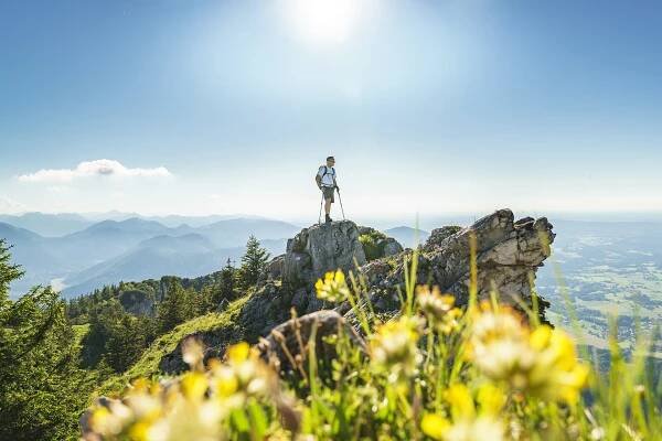 Wanderer auf einem Felsen mit Blick über die Alpen bei Fischbachau – Wanderurlaub nahe Tegernsee und Breitenstein