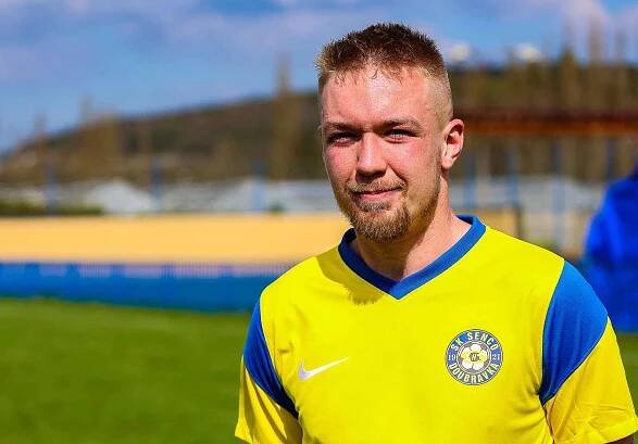 Fotbalisté SK SENCO Doubravka (na archivním snímku hráči ve žlutých dresech) porazili v závěrečném kole letošní sezony domácí Sedlčany 5:1.