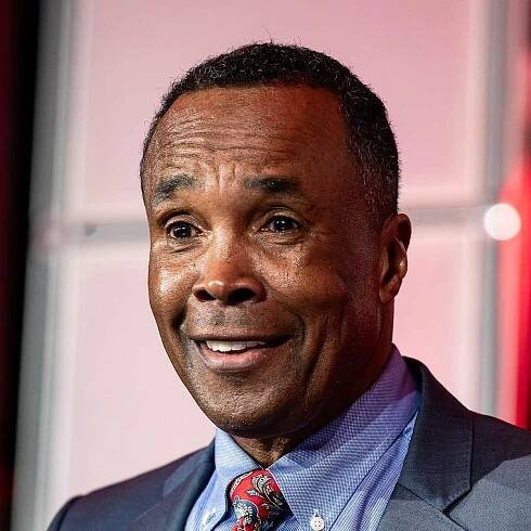 Sugar Ray Leonard Sends 4-Word Verdict on Floyd Mayweather, Roy Jones Jr Beef