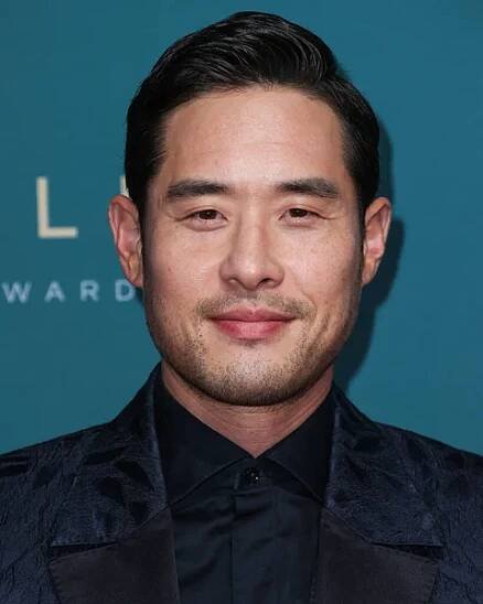 Americký herec Raymond Lee přijíždí na 21. výroční nezapomenutelné Gala Asian American Awards konané v hotelu Beverly Hilton 16. prosince 2023 v Beverly Hills, Los Angeles, Kalifornie, Spojené státy americké. — Stock obrázek