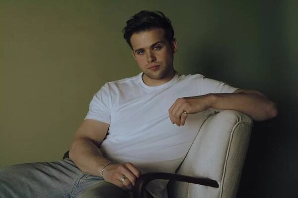 Leo Woodall Joins Rachel Weisz in Netflix Limited Series 'Vladimir'