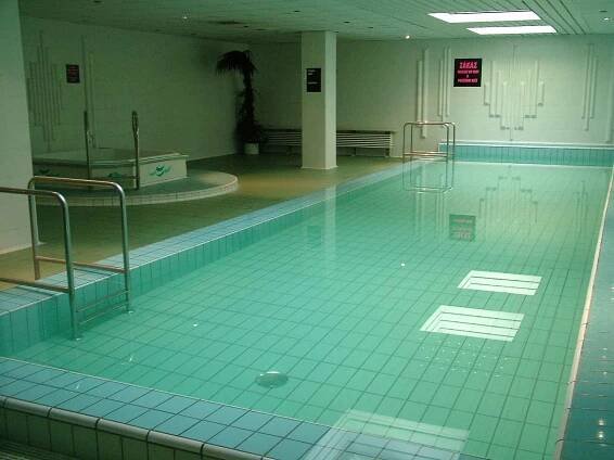 Bobycentrum v Brně rok 1995: bazén a wellness.
