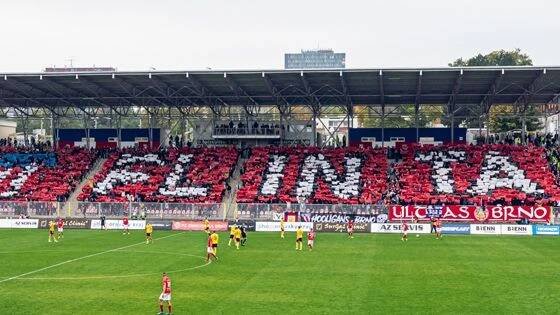 Brno žije fotbalem. Tribuny praskají a téma Lužánky se vrací na scénu
